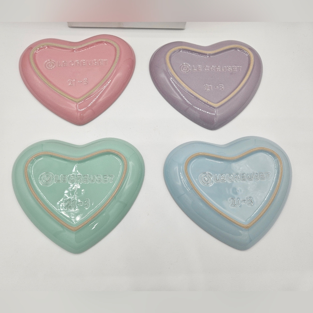 NIB Le Creuset Valentine's Day Conversation Hearts Plates Set of 4 - Picture 3 of 3